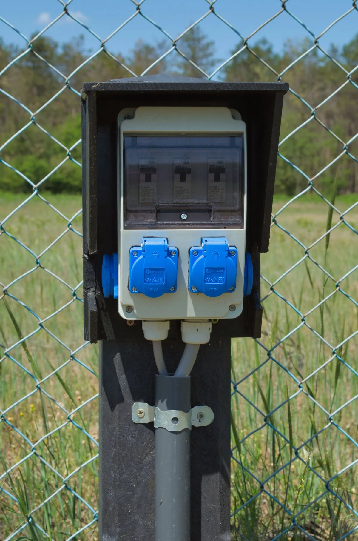 Camper aangesloten op elektriciteit